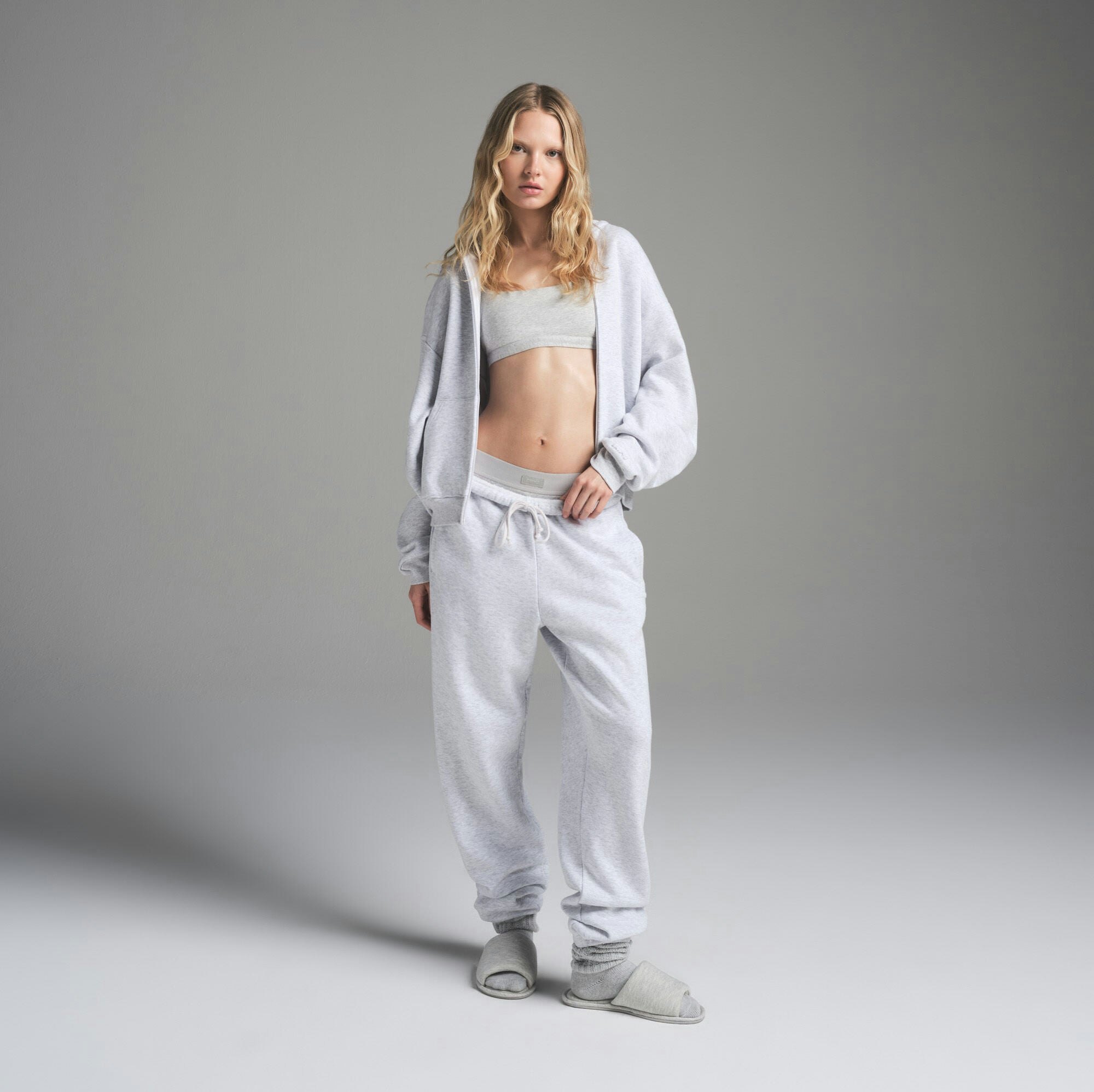 CLASSIC ZIP UP HOODIE